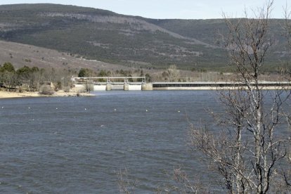 El nivel de las aguas ha subido sensiblemente.-LUIS ÁNGEL TEJEDOR