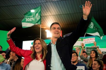 Pedro Sánchez y Susana Díaz, en el mitin del PSOE de este martes, en Marbella (Málaga).-DANIEL PÉREZ