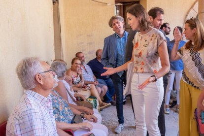 La ministra Reyes Maroto respaldó este domingo la apuesta de Monteagudo de las Vicarías en particular y del sur de Soria en general por la cultura y el patrimonio como motores de desarrollo. Con una decena de exposiciones, 60 artistas y más de 1.200 obras, la comarca de Las Vicarías tiene una densidad de arte de la que muy pocos pueden presumir. Aquí, las fotos del pistoletazo de salida. GONZALO MONTESEGURO