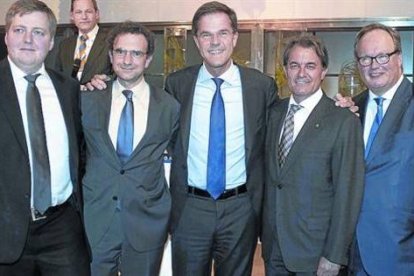 Sigmundur Gunnlaugsson, primer ministro de Islandia, y a su izquierda otros políticos como Artur Mas en una convención de Rotterdam.-Foto: El PERIÓDICO / ROTTERDAM