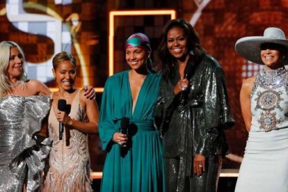 Lady Gaga y el orgullo latino brillan en la alfombra roja de los Grammy. En la foto, de izquierda a derecha, Lady Gaga, Jada Pinkett Smith, Alicia Keys, Michelle Obama y Jennifer López.-MIKE BLAKE/ REUTERS