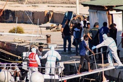 Menores no acompañados desembarcan en el puerto de Lampedusa procedentes del ’Open Arms’.-AFP / ALESSANDRO SERRANO