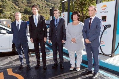 El consejero delegado de Repsol, Josu Jon Imaz (en el centro), en la inauguración de la electrolinera más potente de Europa.-