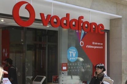 Tienda de Vodafone en Portal de lÀngel (Barcelona).-DANNY CAMINAL