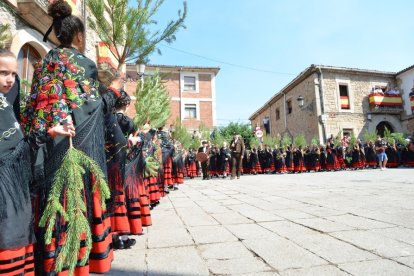 Celebración de La Pinochada en las fiestas de Vinuesa 2022. RAQUEL FERNÁNDEZ