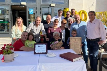 Familia y autoridades con la centenaria, Carmen del Molino.-HDS