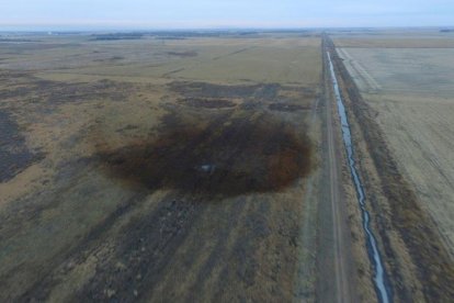 Vista aérea en la que se aprecia un derrame de petróleo que obligó a cerrar la parte construida del oleoducto Keystone XL el año pasado en Dakota del Sur, EEUU.-