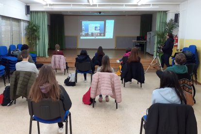 Alumnos de Almazán durante la conexión con los miembros de la base del ejército.- HDS