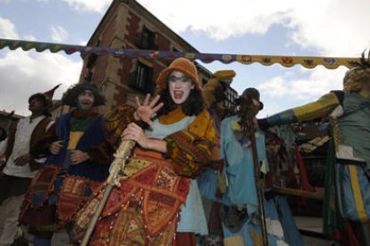 Pasacalles ayer por la tarde, que salió de la plaza Mayor, para dar el pistoletazo de apertura a la celebración del mercado medieval, que tendrá lugar hasta mañana en las calles sorianas. / V. G.-