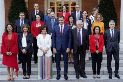 El presidente del Gobierno, Pedro Sánchez, rodeado de sus ministras y ministros, en octubre del 2018.-JOSÉ LUIS ROCA