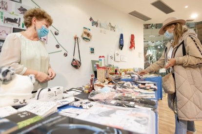 El mercado solidario de la protectora Redención se encuentra en el centro comercial del Espolón.-G. MONTESEGURO