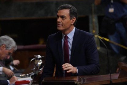 El presidente del Gobierno en funciones Pedro Sánchez en el hemiciclo del Congreso.-DAVID CASTRO