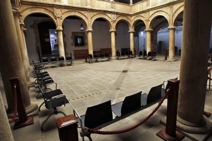 Los administrados tienen que esperar en la sala ubicada en el patio. MARIO TEJEDOR