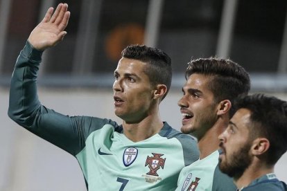 Cristiano Ronaldo, André Silva y Bernardo Silva celebran un gol contra Andorra.-EFE / GUILLAUME HORCAJUELO