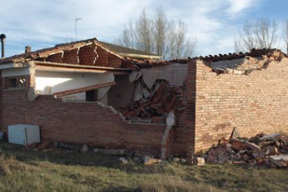 Edificio derruido donde se levantará el nuevo consultorio. / JAVIER SOLÉ-