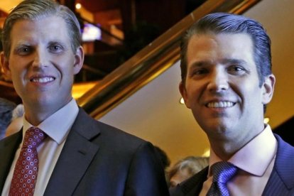 Eric Trump (izquierda) y Donald Trump Jr, vicepresidentes ejecutivos de la Trump Organization, posan para una foto en un evento de Scion Hotels, división de los hoteles de Trump, el 5 de junio en Nueva York.-AP / KATHY WILLENS