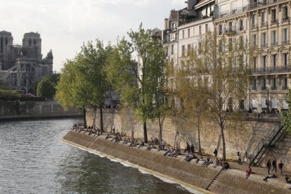 Vista de Notre Dame desde un barrio de lujo de París a orillas del Sena.-AP / MICHEL EULER