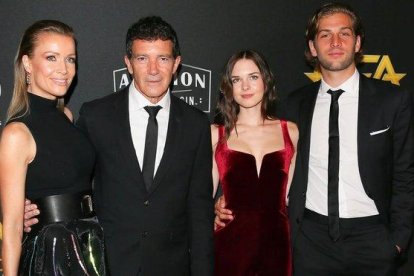 Nicole Kempel, pareja de Antonio Banderas, Stella del Carmen y su novio Eli Meyer, en el hotel Beverly Hilton de Los Ángeles.-AFP / JEAN-BAPTISTE LACROIX