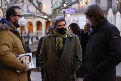 Hernández, Escrivá y Mínguez departen en la plaza Mayor de Soria. ICAL