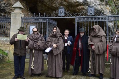 TOMA DE POSESIÓN.  Con el ‘nombramiento’ del santero en el atrio de San Saturio comienza una tarde para recorrer los lugares de la ciudad y su reflexión sobre lo soriano. HDS