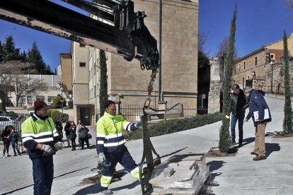 Visita del alcalde, ayer, a las obras de Calixto Pereda.-MARIO TEJEDOR