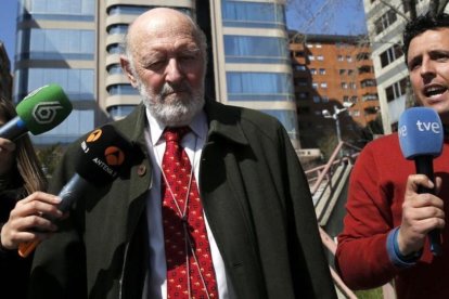 El exjefe de la Casa del Rey Alberto Aza, a su salida de la Audiencia Nacional, donde ha acudido para declarar por videoconferencia en el juicio del 'caso Nóos'.-EFE / MARISCAL