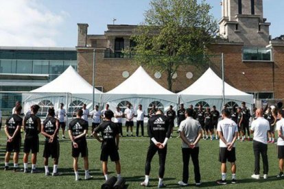 Minuto de silencio de la plantilla blanca en Canadá.-REAL MADRID