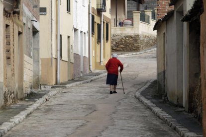 Una señora mayor camina por Tajueco.-LUIS ÁNGEL TEJEDOR