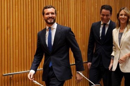 Pablo Casado llega a la reunión con diputados y senadores, este lunes en el Congreso.-JOSÉ LUIS ROCA