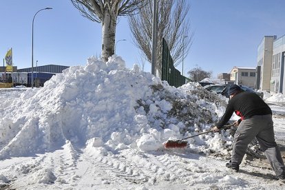 Retirada de nieve en el Polígono de las Casas de Soria. VALENTÍN GUISANDE