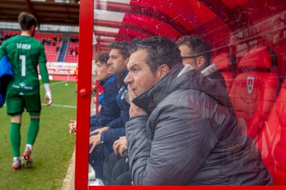 Diego Martínez en el banquillo de Los Pajaritos en el partido ante el Badalona. MARIO TEJEDOR