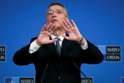 El secretario general de la OTAN, Jens Stoltenberg, durante la rueda de prensa que ha ofrecido este martes en Bruselas.-OLIVIER HOSLET (EFE)