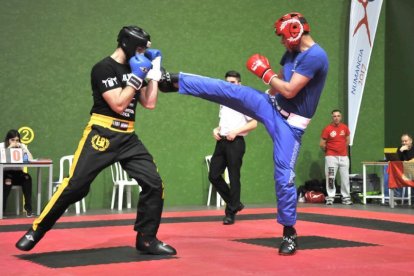 Uno de los combates de kickboxing celebrados ayer en La Juventud.-MARÍA FERRER