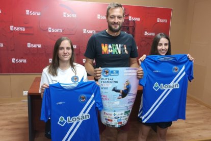 María Uriel, Manuel Salvador y Raquel Rioja en la presentación el III Torneo de Fútbol Sala Femenino. T.R.