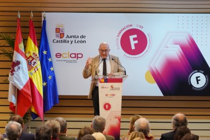 Jesús Julio Carnero, en la apertura de la ECLAP 2023 en la que anunció la aplicación de la jornada de 35 horas.  MÍRIAM CHACÓN - ICAL