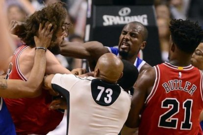 Serge Ibaka (Raptors) lanza un puñetazo a Robin Lopez (Bulls).-FRANK GUNN