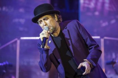 Joaquín Sabina, durante el concierto que realizó anoche en Úbeda, su localidad natal, donde empezó la gira española del disco 'Lo niego todo'.-JAVIER BRAGADO