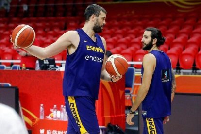 Marc Gasol y Ricky Rubio conversan en el entrenamiento previo al partido ante Irán.-JUAN CARLOS HIDALGO (EFE)