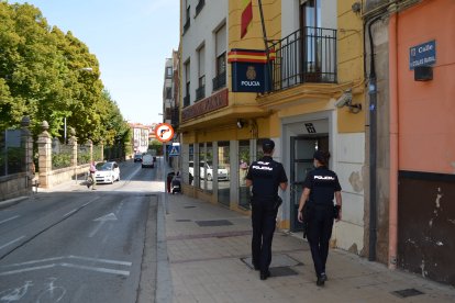 Agentes de la Policía Nacional junto a la Comisaría de Soria. HDS