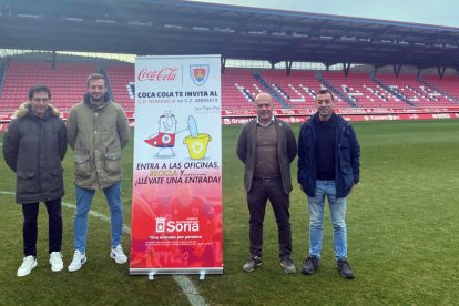 Representantes de las instituciones que participan en esta acción de reciclaje. CD Numancia