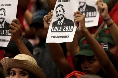 Simpatizantes de Lula da Silva en una manifestación en favor del exmandatario.-/ EFE / FERNANDO BIZERRA JR.