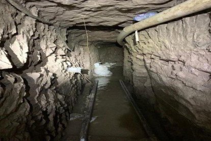 Interior de un túnel clandestino en la frontera de México y los EEUU.-EFE