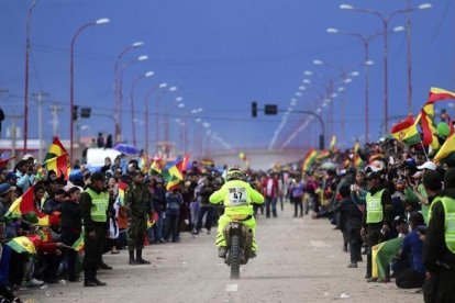 El piloto argentino José Julián Kozac llega a la meta de la quinta etapa, en Oruro.-AFP / FRANCK FIFE