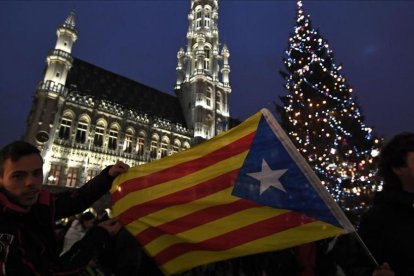 Partidarios de la independencia desplazados a Bruselas, se fotografían en el centro de la capital.-EMMANUEL DUNAND (AFP)