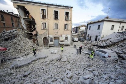 Un edificio destrozado tras el terremoto en Amatrice.-AP / MASSIMO PERCOSSI