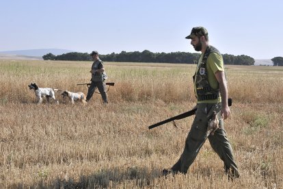 Dos cazadores en la apertura de la media veda durante la mañana de ayer. VALENTÍN GUISANDE