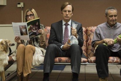 El actor Bob Odenkirk (centro), en la serie Better call Saul.-EL PERIÓDICO