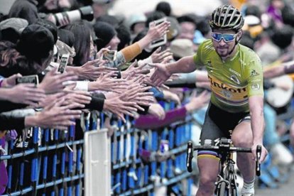 Sagan saluda al público japonés, el sábado pasado, en Saitama.-AFP / TOSHIFUMI KITAMURA