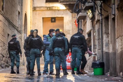 Guardia Civil en en lugar del suceso, donde ha fallecido un varón por herida de arma blanca.-ICAL