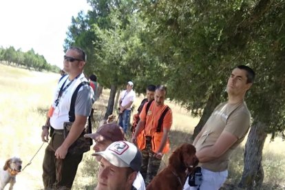 Participantes en el curso con sus perros.-E.B.